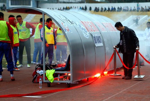 Đầu mùa giải 2012, CĐV Hải Phòng đã ném pháo sáng về phía các cầu thủ và BHL đội Navibank Sài Gòn